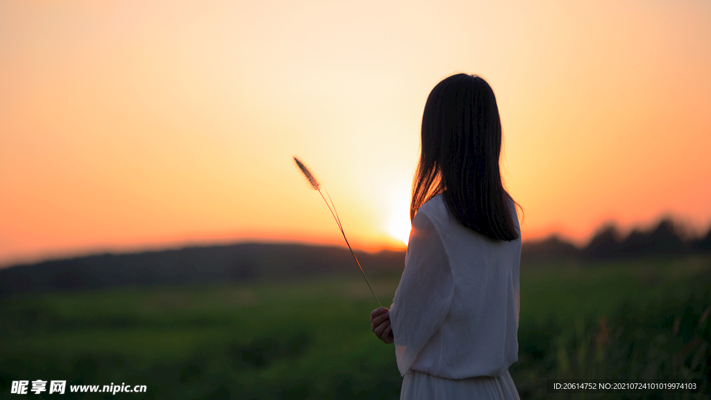 夕阳下的曼妙身影