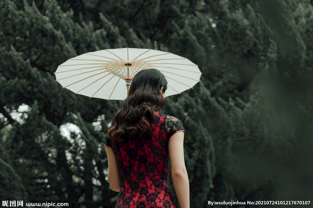 撑着伞的旗袍女性背影