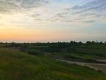 日暮下的河道风景