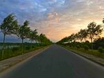 日暮下的乡村道路风景