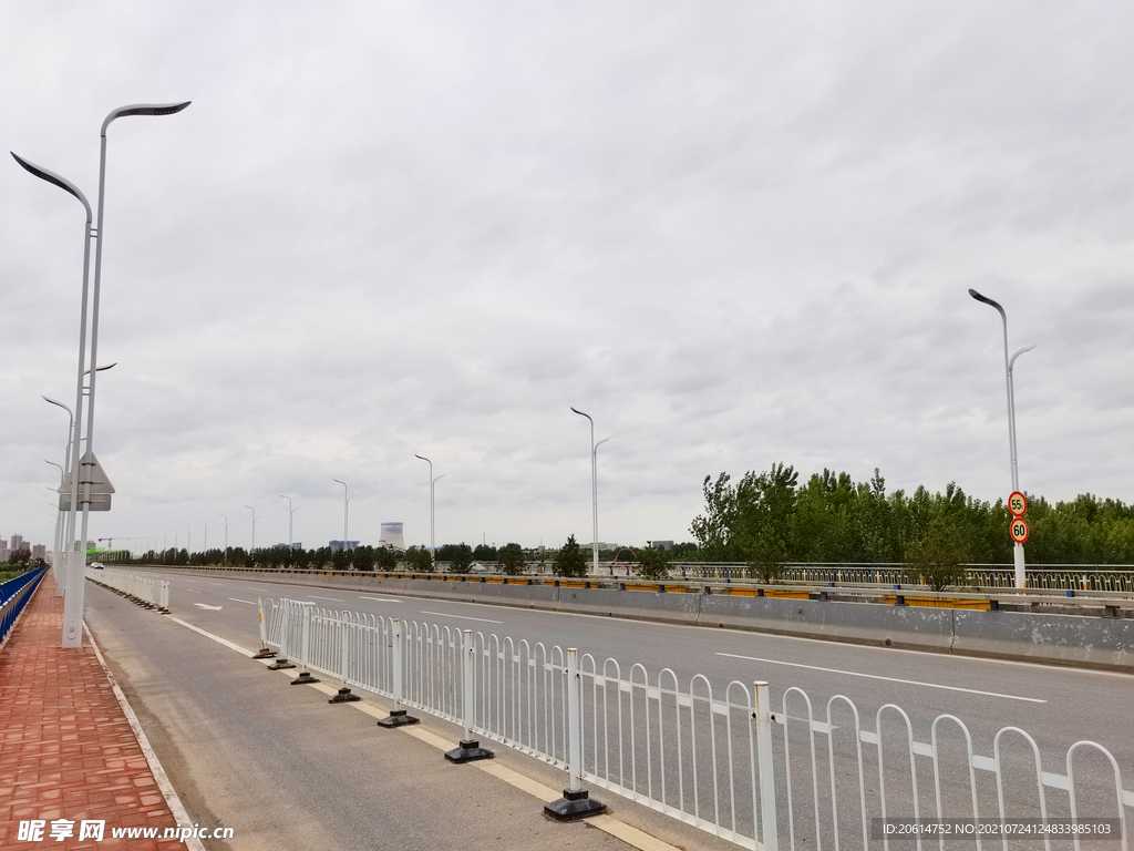 空荡荡的城市道路风景