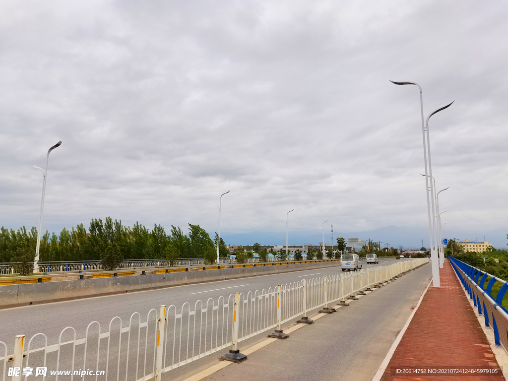 空荡荡的城市道路风景