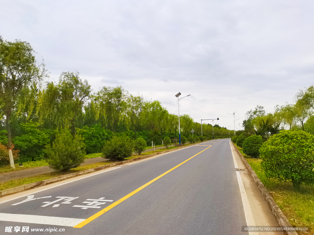 空荡荡的乡村道路风景