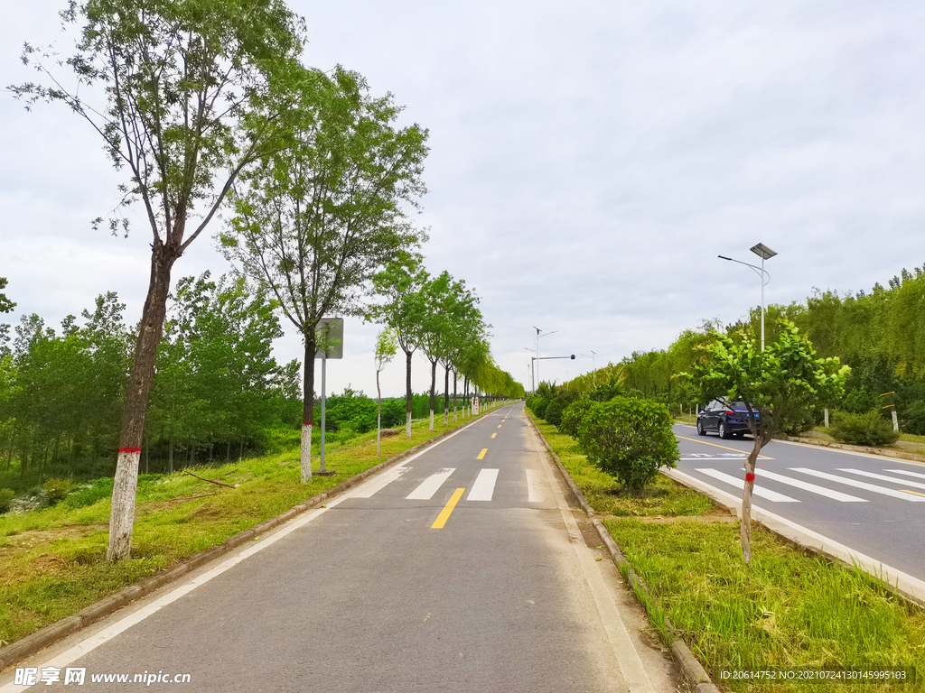 空荡荡的乡村道路风景