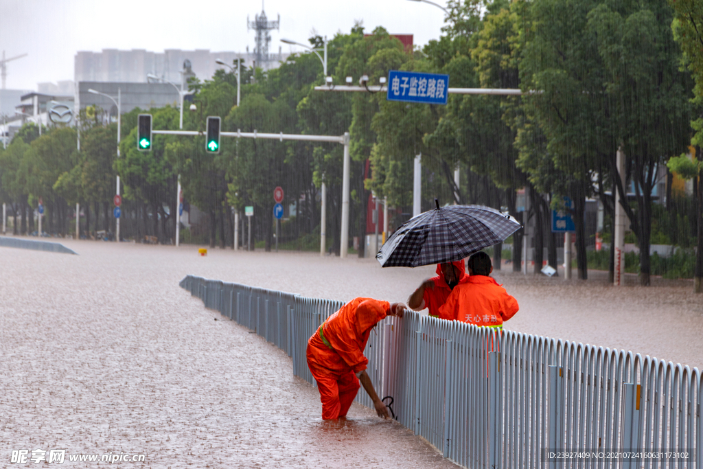 暴雨抗洪