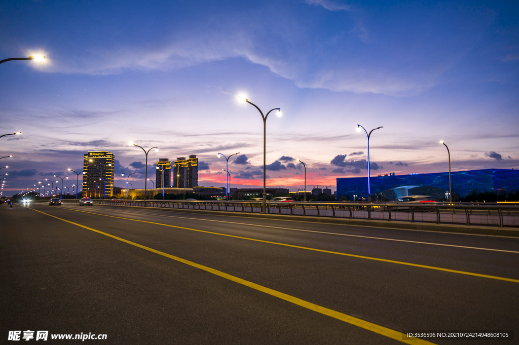 夕阳西下的城市美景