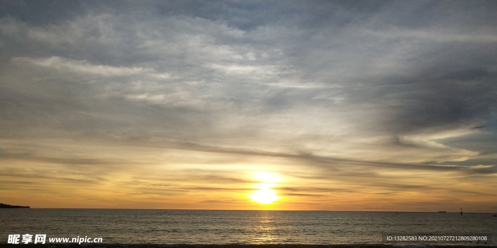 巴厘岛落日海边风景图