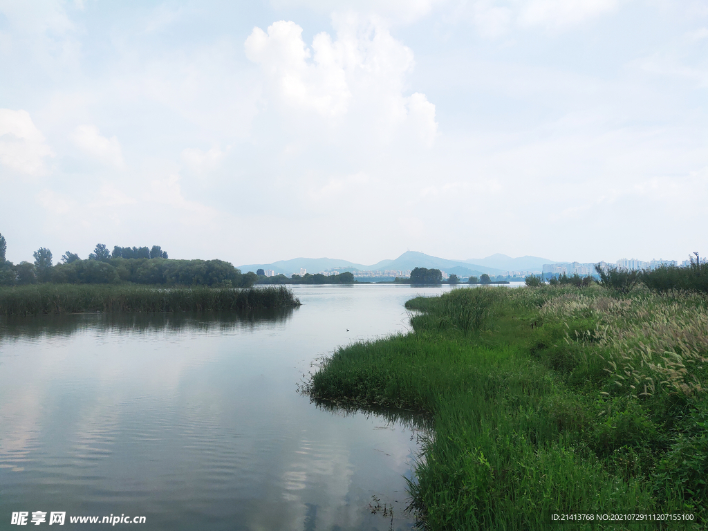 江边河滩江水 