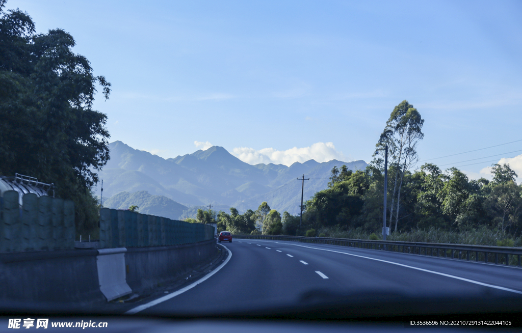 高速路上汽车行驶中山水风景