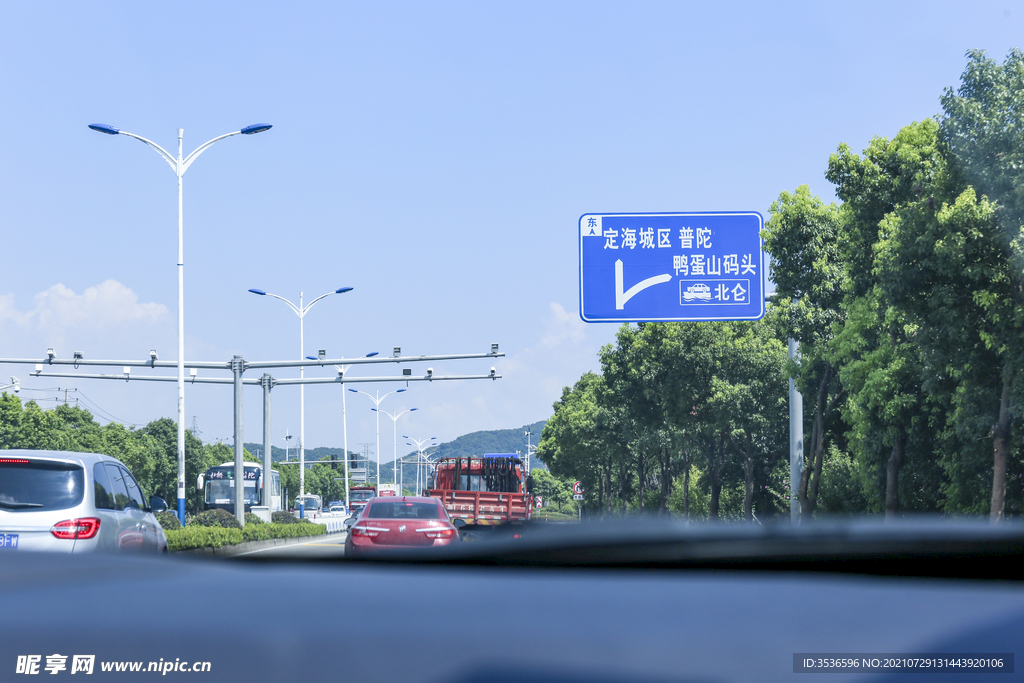 行途中的街景