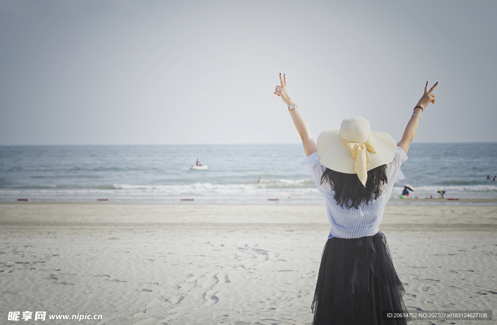 海边游玩的美女