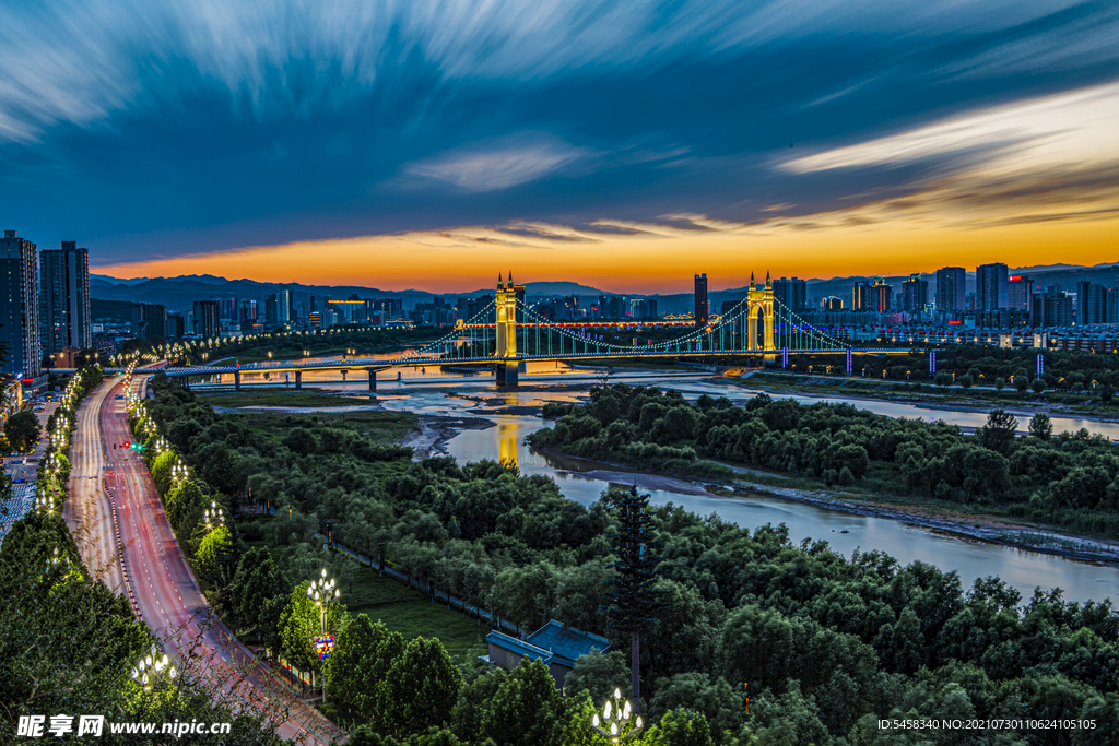 城市夕阳
