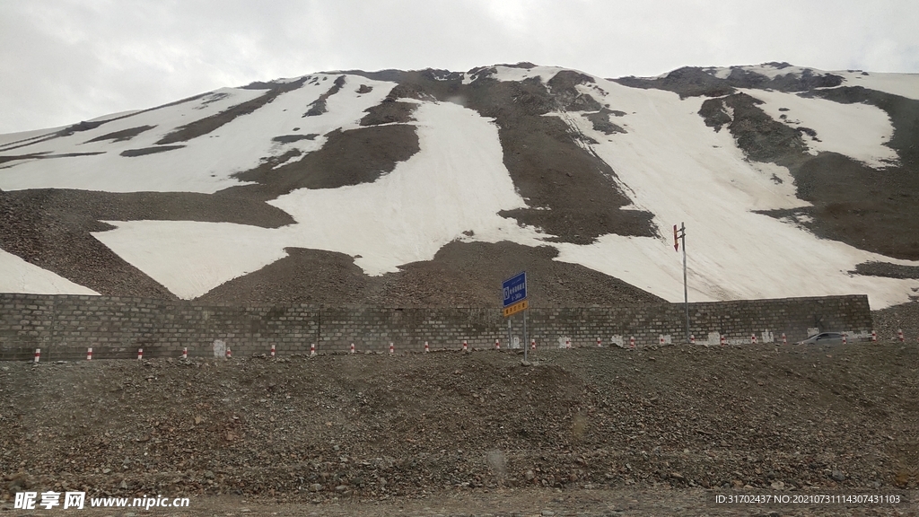 7月的雪山