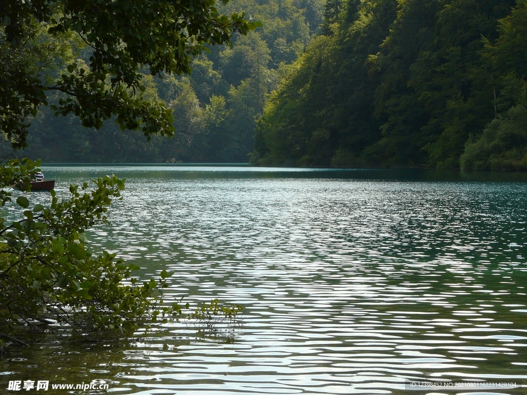 山谷的湖泊