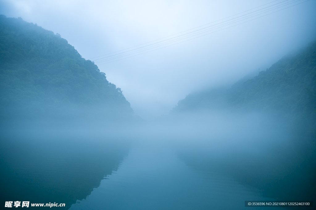 大雾青山绿水