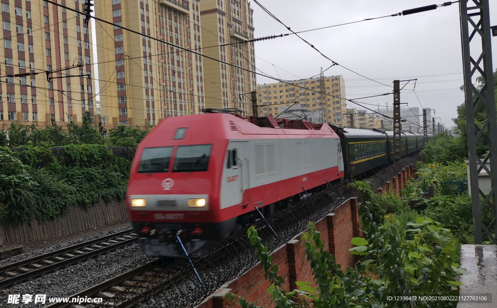 铁路上的旅客列车