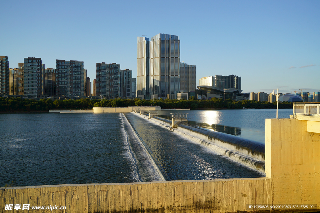 沈阳浑河边的建筑和橡胶坝