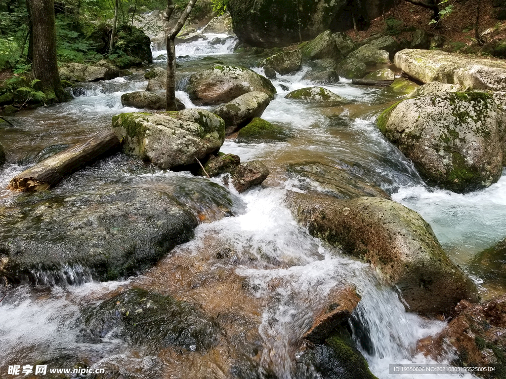 辽宁天桥沟景区山间的溪流