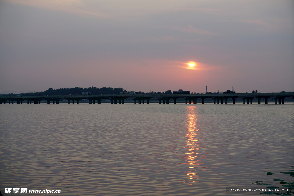 沈阳丁香湖黄昏时夕阳在湖面的倒