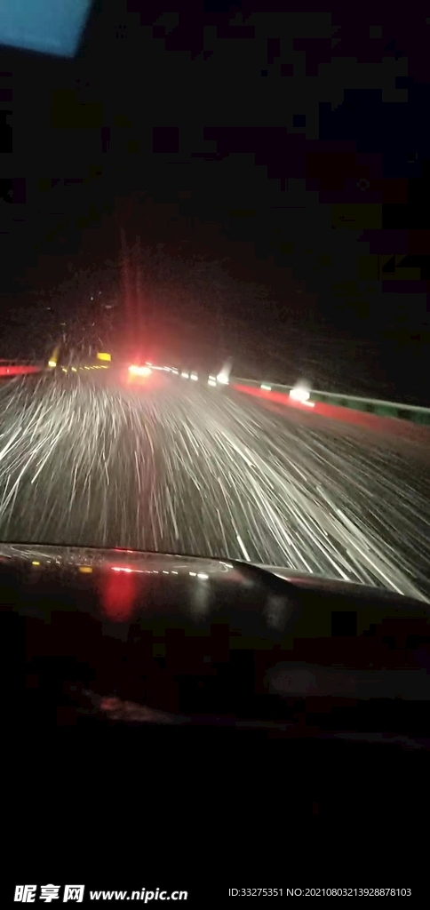 车灯里的暴雪