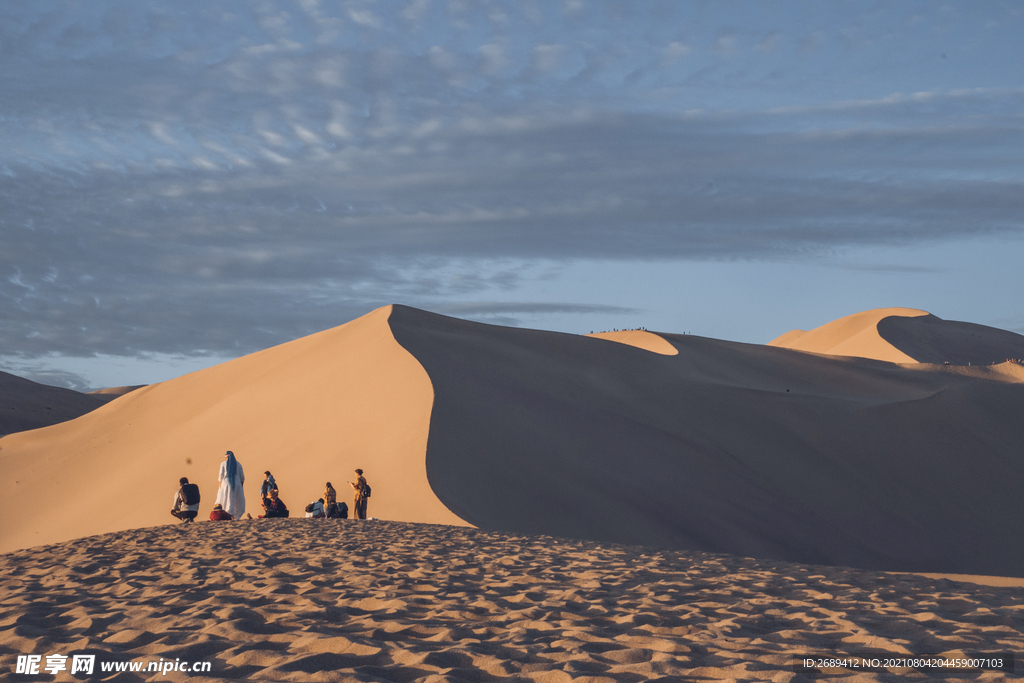 敦煌 沙漠黄昏 骆驼 月