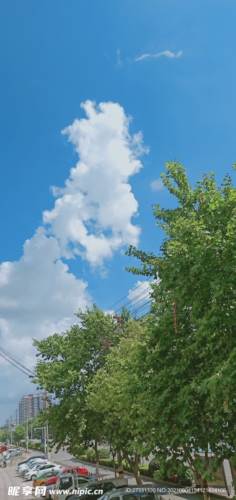 夏日蓝天白云