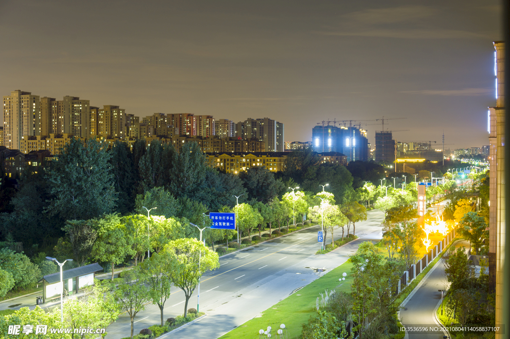 楼下街景