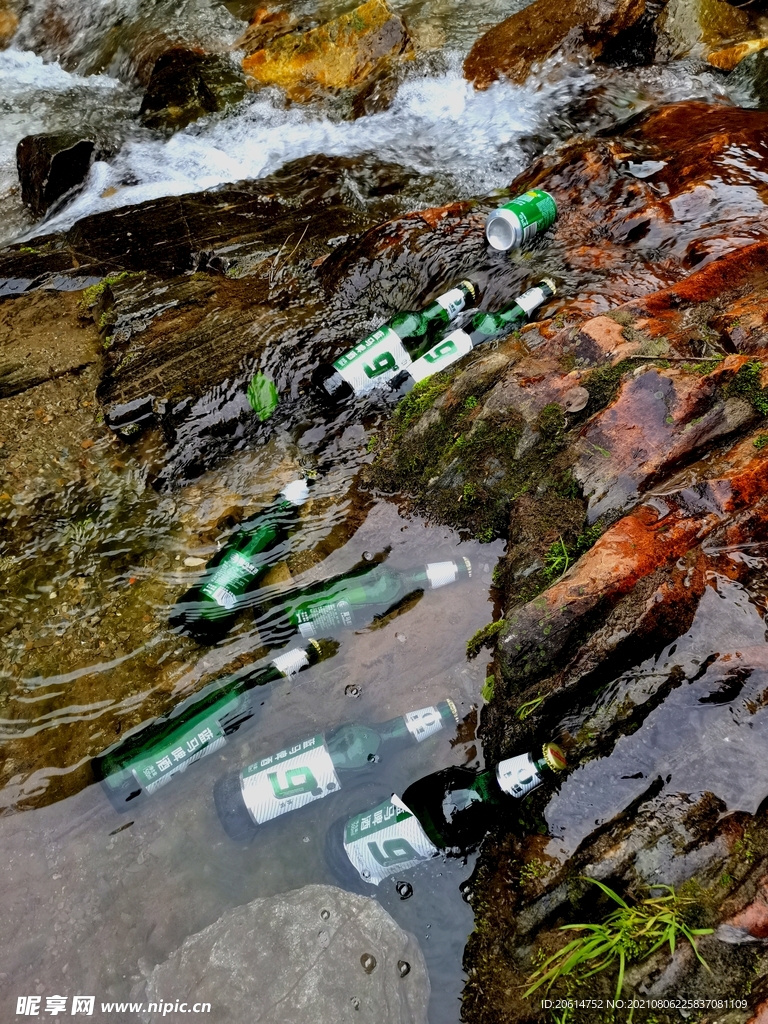 河里冰镇的啤酒