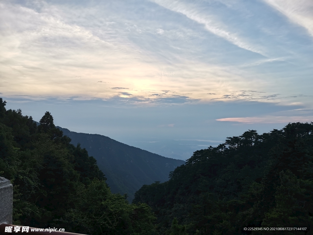 青山晚霞霞光