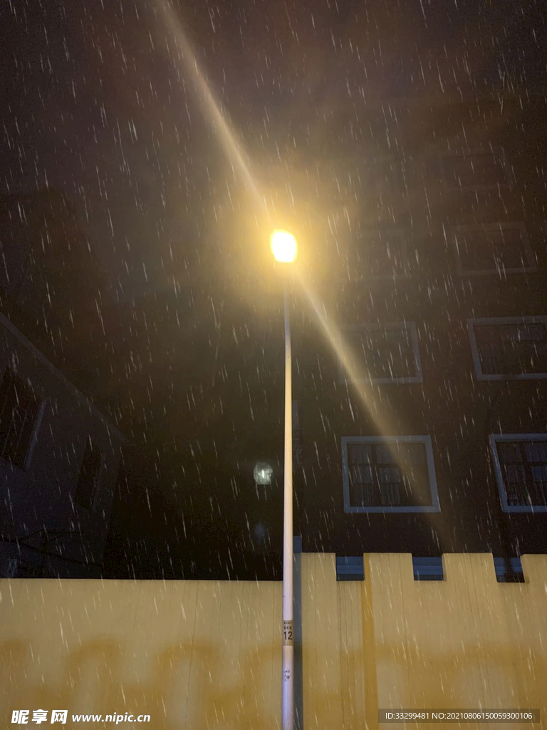 路灯和雨