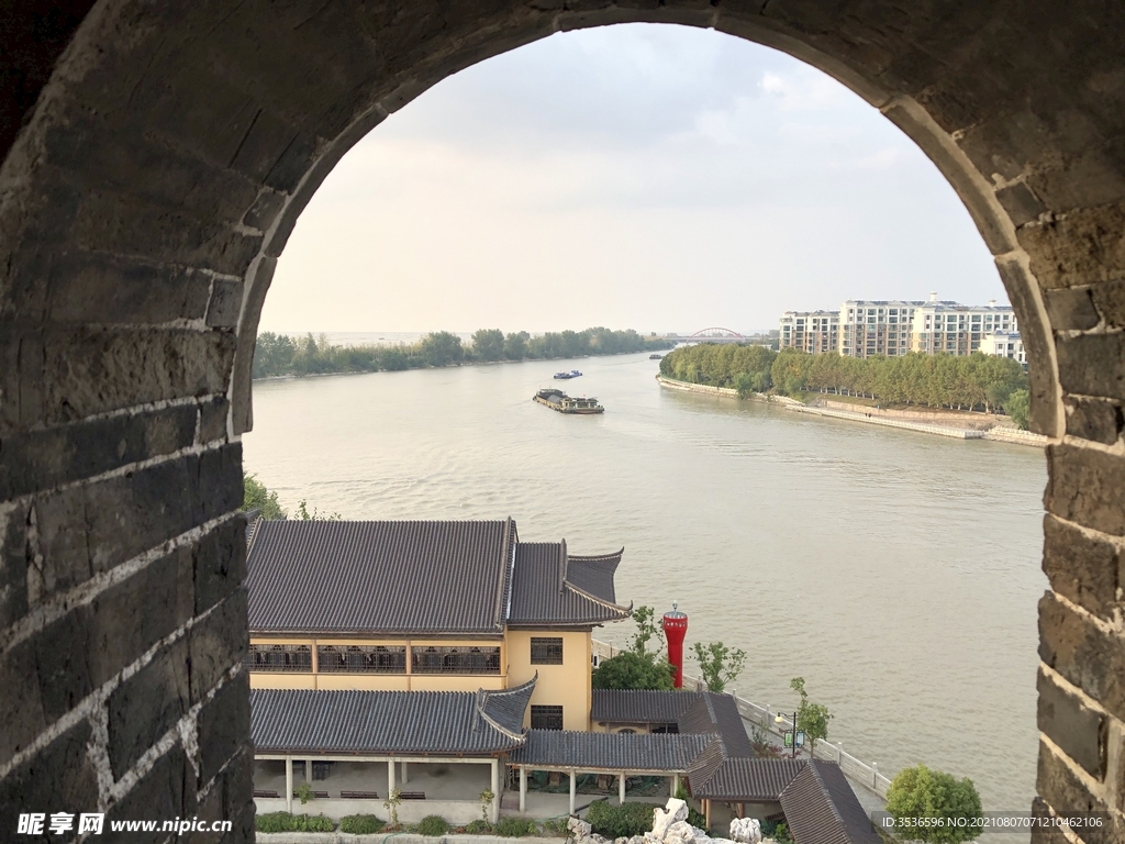 墙洞里的风景