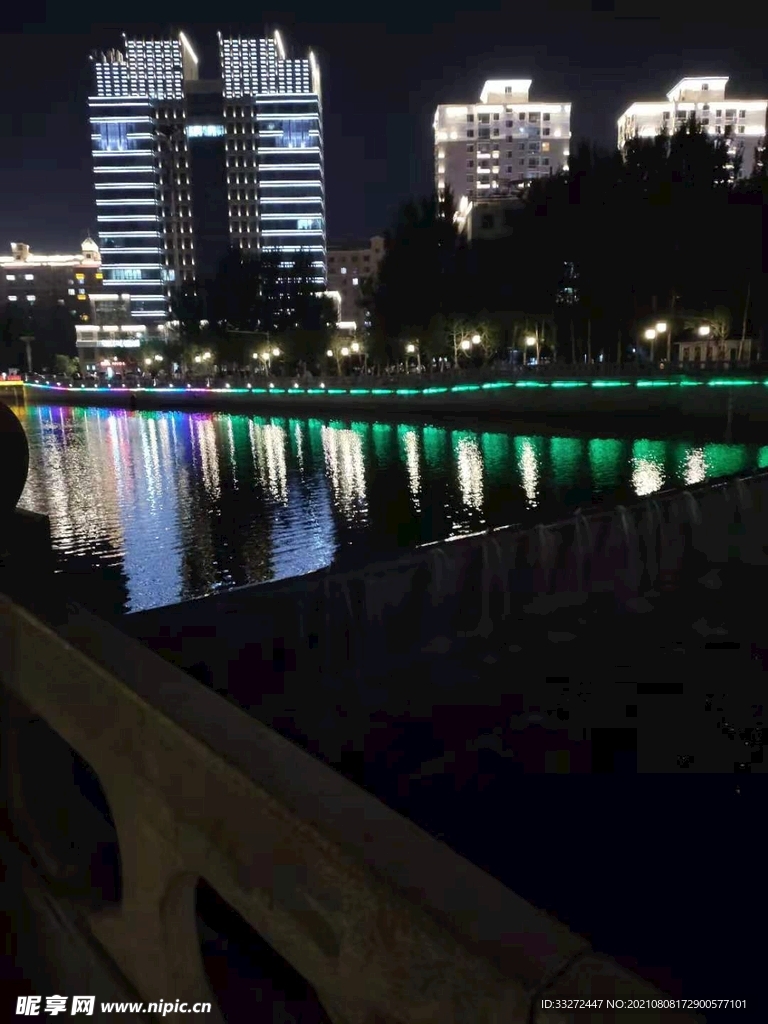 城市河边夜景