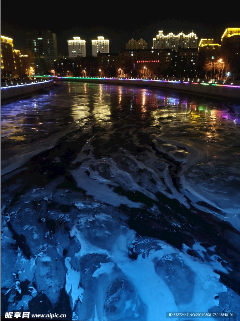 冬季城市河边夜景