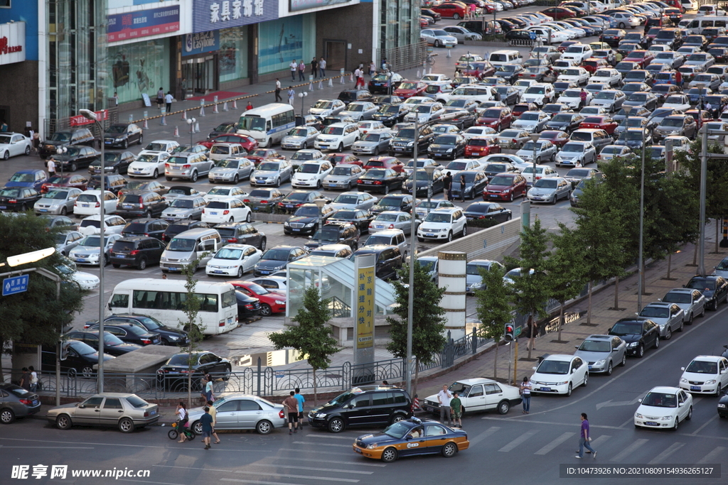 城市停车场图片