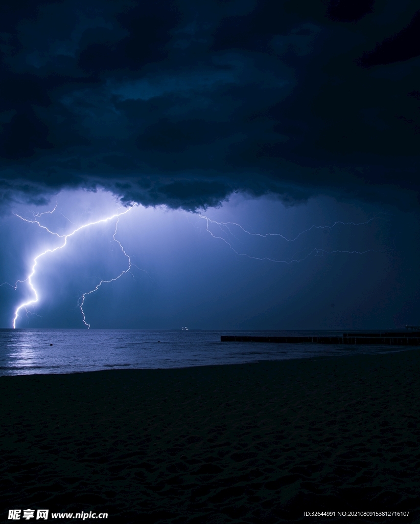 雷电乌云天气