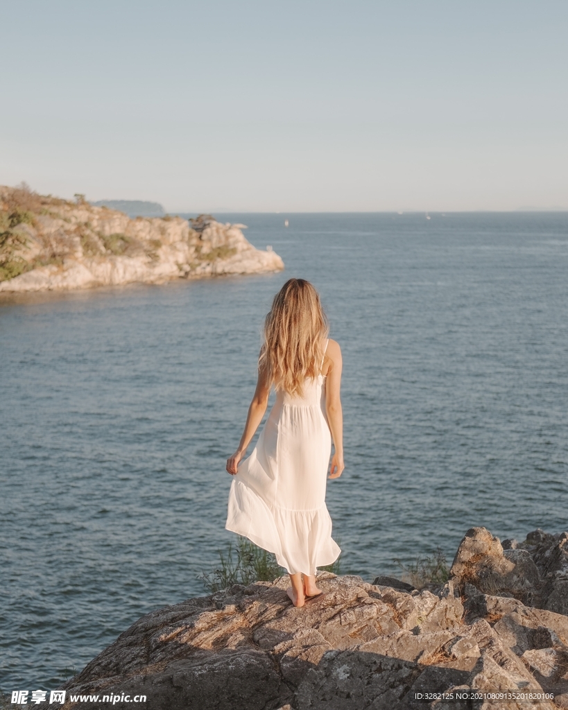 海边少女背影