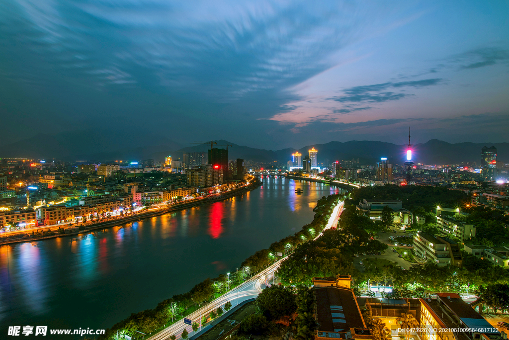 夜幕降临下的城市