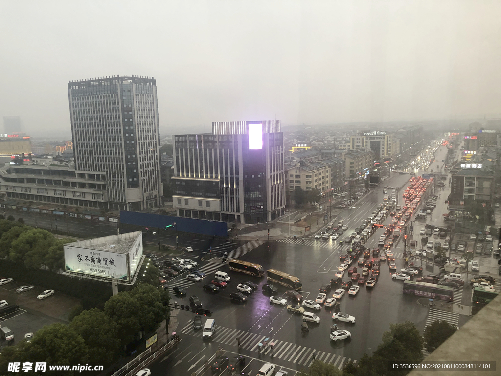 雨中的城市 