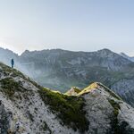 徒步 登山 远望