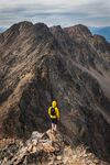 徒步登山瞭望风景照片