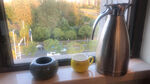 窗台上茶壶茶杯烟灰缸