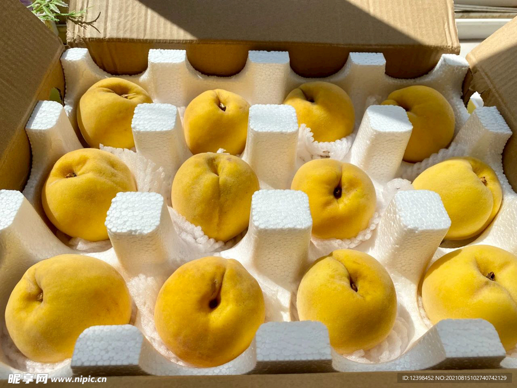 成熟香甜的黄桃