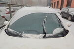 寒冷冬季雪中的汽车玻璃雨刮器