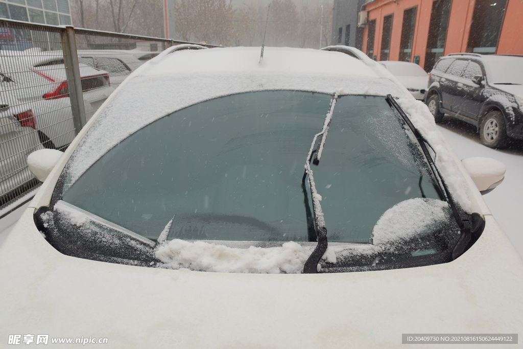 寒冷冬季雪中的汽车玻璃雨刮器