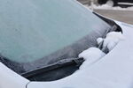 寒冷冬季结冰的汽车玻璃