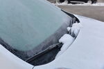 寒冷冬季结冰的汽车玻璃