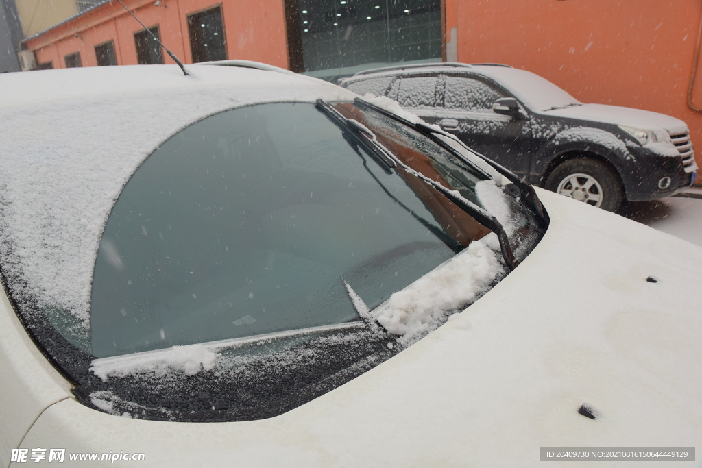 下雪天气汽车前挡风玻璃遮挡视线