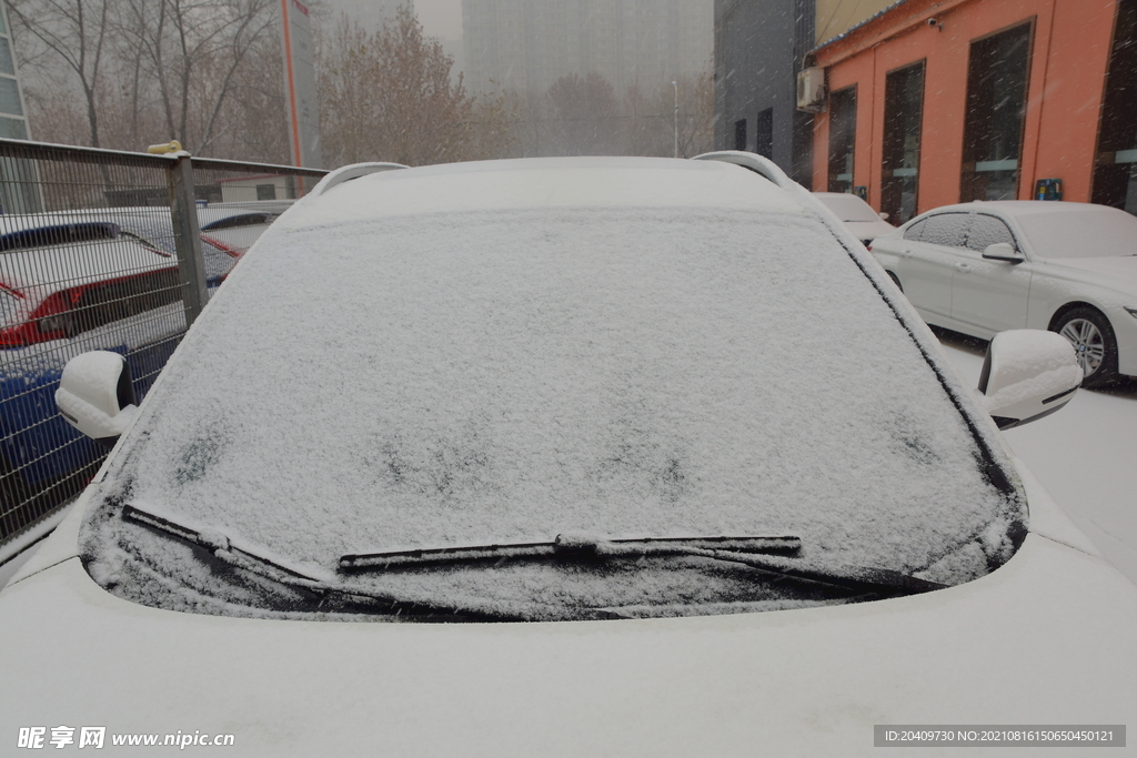 下雪天气汽车前挡风玻璃遮挡视线