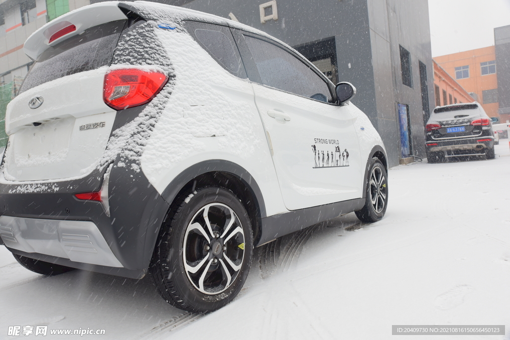 雪中的微型汽车