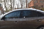 寒冷冬季结冰渣的汽车车窗